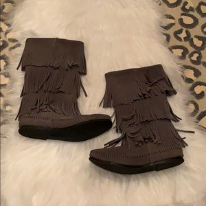 Minnetonka gray suede boots sz 8